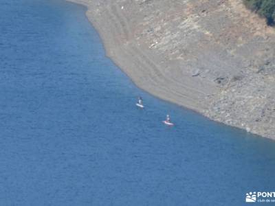 Embalse de El Atazar: Cerro de la Cabeza sendero del oso mochilas portabebes senderismo escalada en 